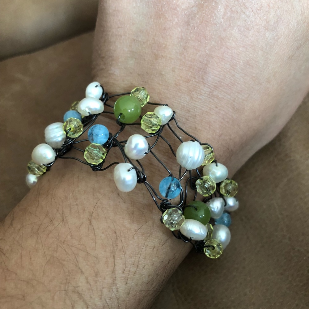 Wire pearl green and blue bead bracelet